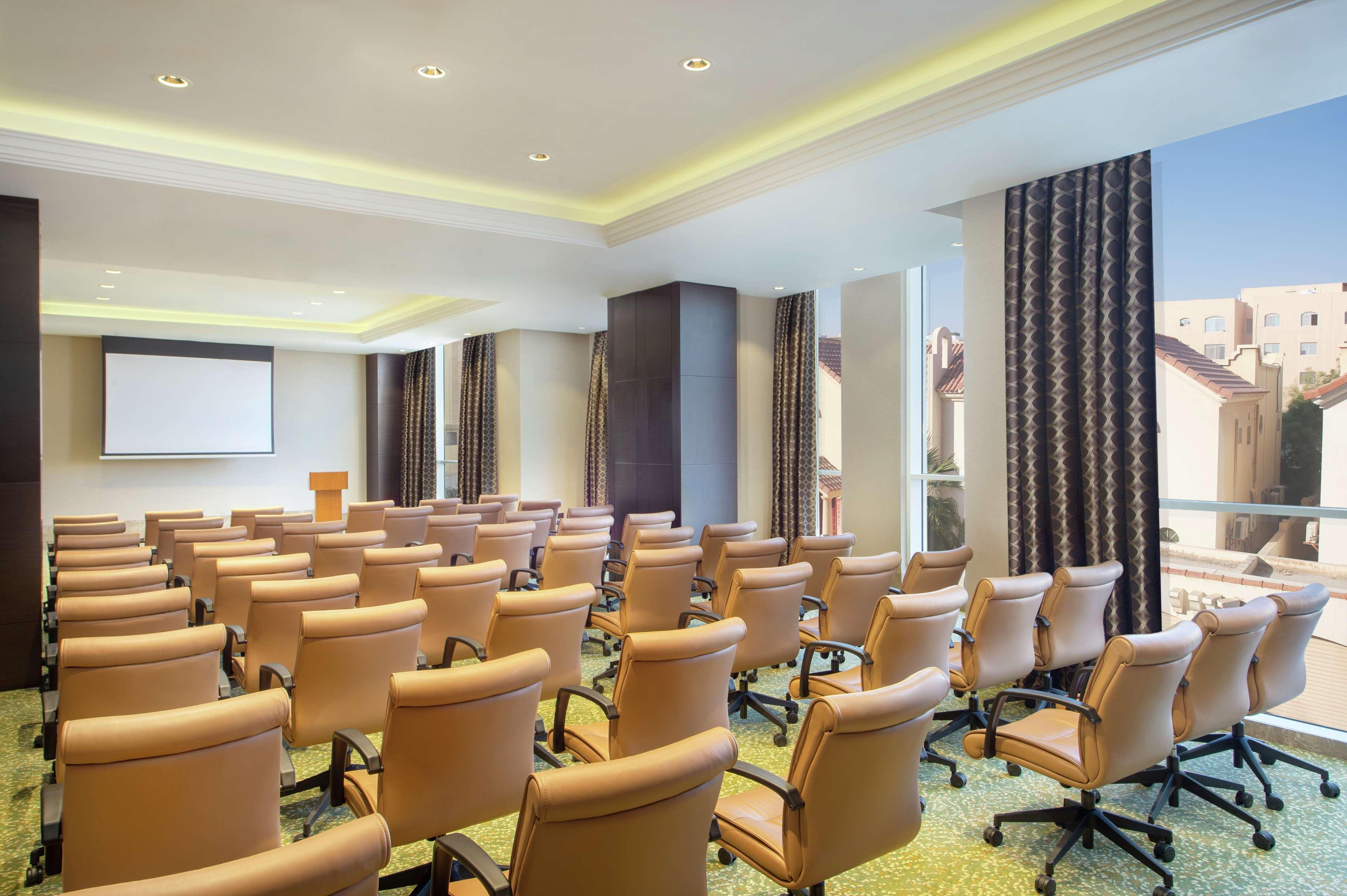 Doubletree By Hilton Doha - Al Sadd Hotel Ngoại thất bức ảnh Meeting room