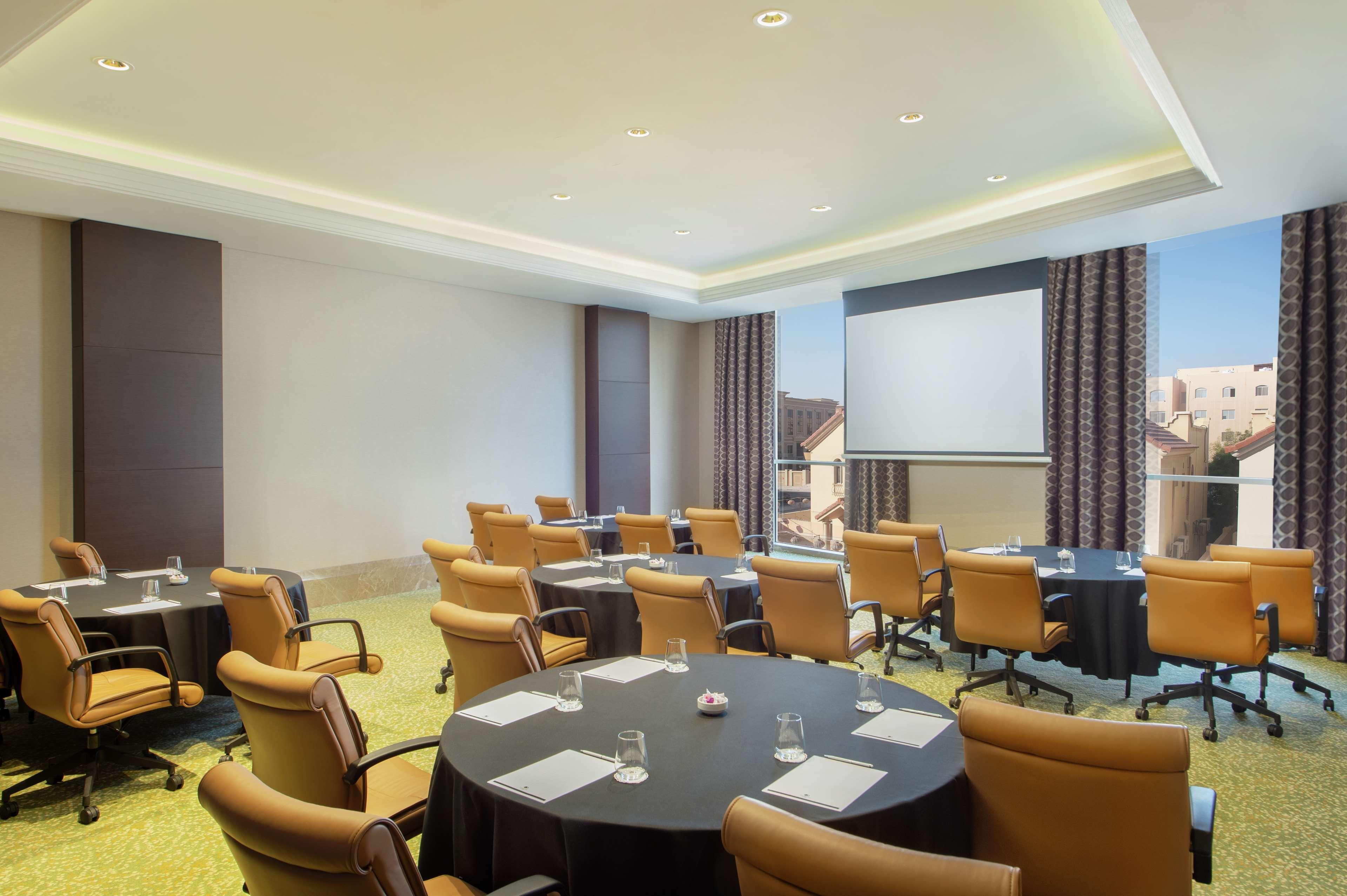 Doubletree By Hilton Doha - Al Sadd Hotel Ngoại thất bức ảnh Meeting room