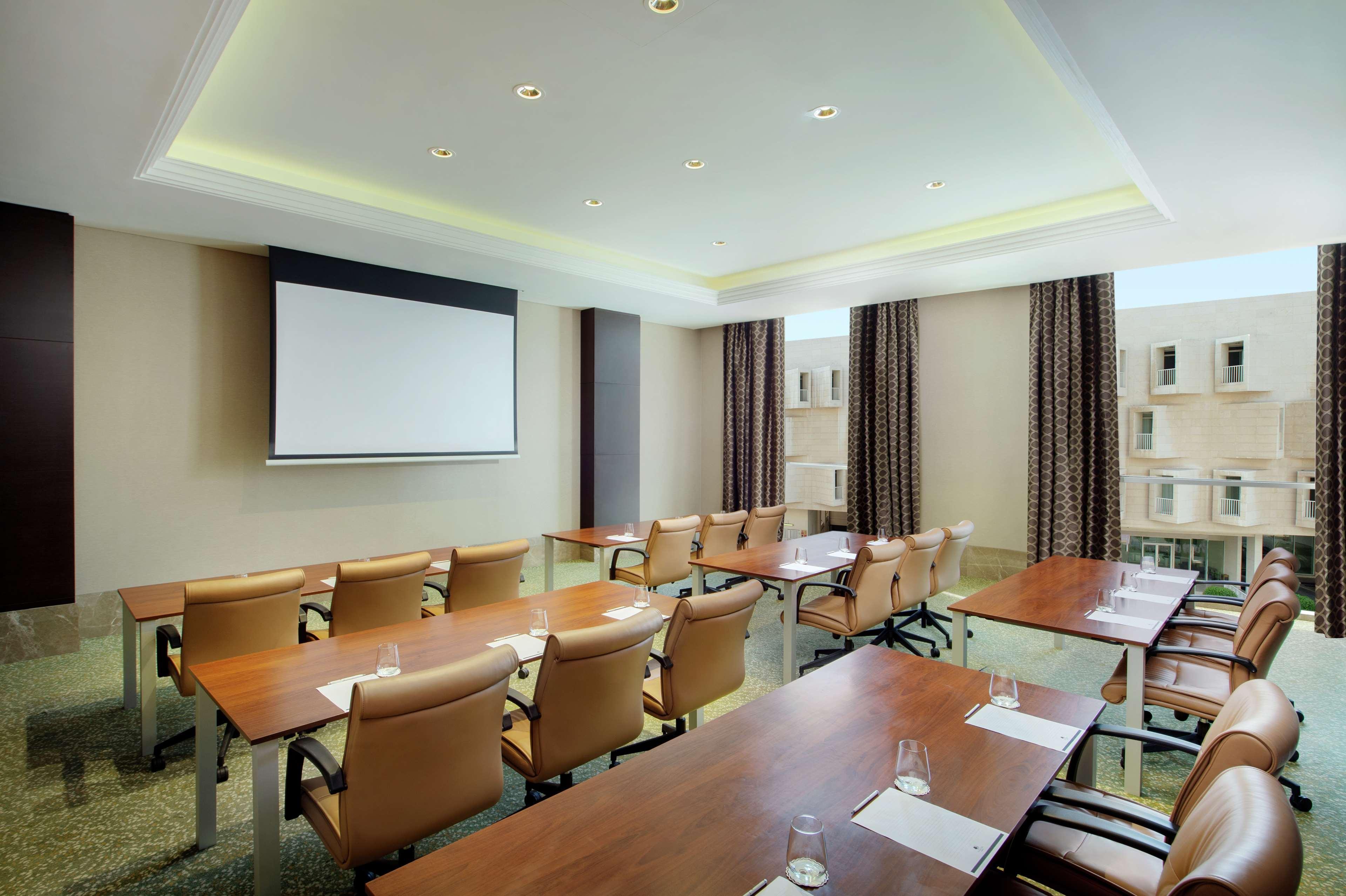Doubletree By Hilton Doha - Al Sadd Hotel Ngoại thất bức ảnh Meeting room