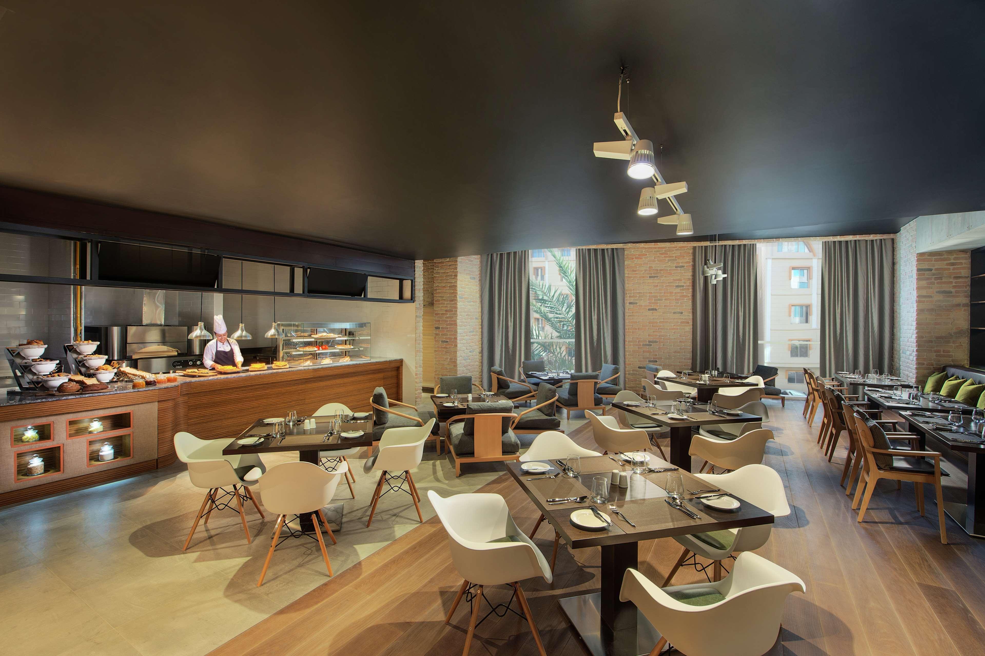 Doubletree By Hilton Doha - Al Sadd Hotel Ngoại thất bức ảnh Restaurant