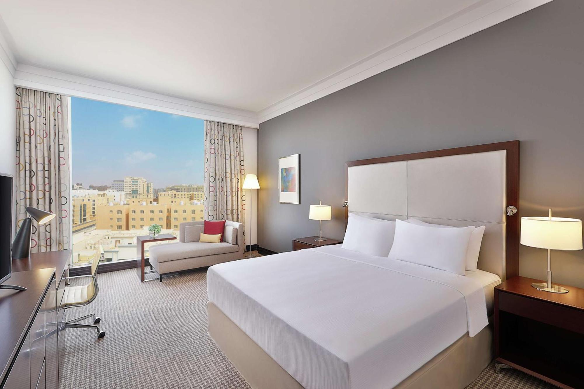 Doubletree By Hilton Doha - Al Sadd Hotel Ngoại thất bức ảnh A guest room at the hotel
