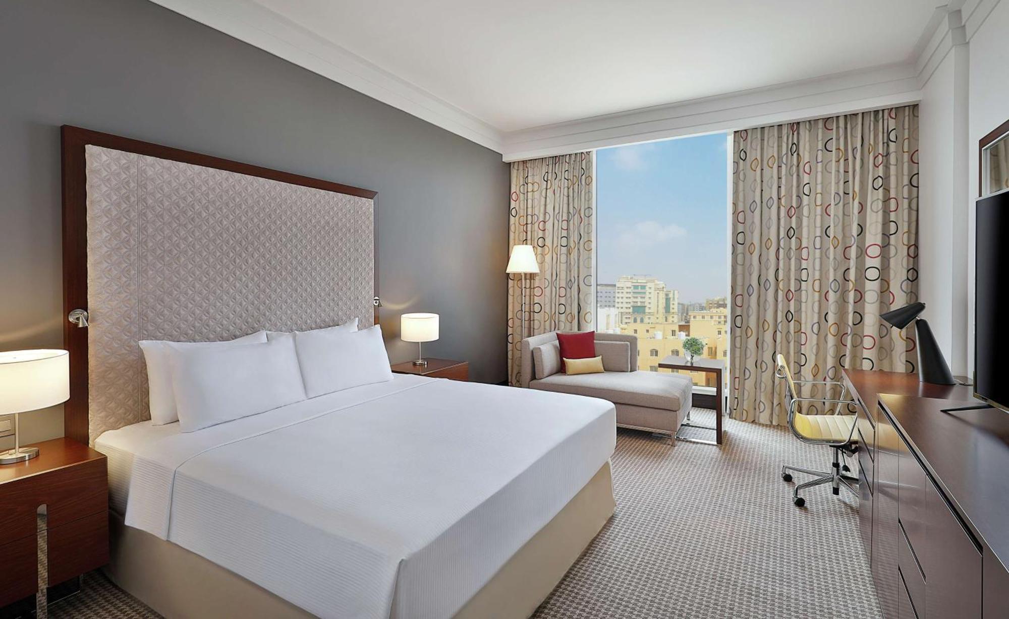 Doubletree By Hilton Doha - Al Sadd Hotel Ngoại thất bức ảnh A guest room at the hotel