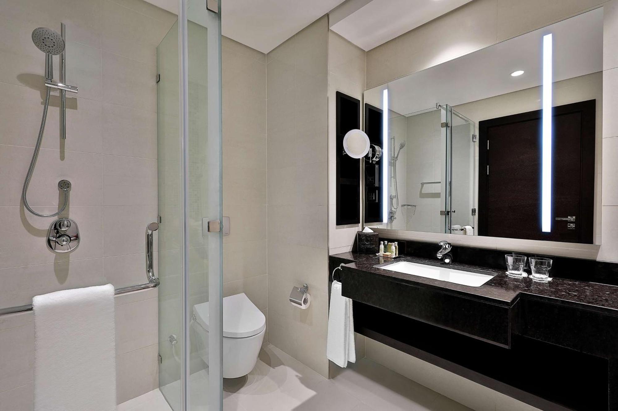Doubletree By Hilton Doha - Al Sadd Hotel Ngoại thất bức ảnh Bathroom