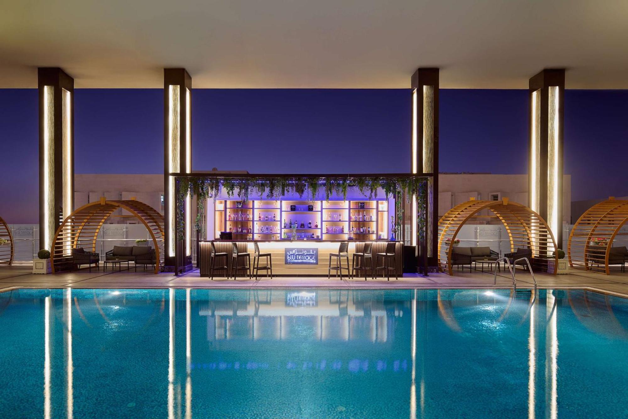 Doubletree By Hilton Doha - Al Sadd Hotel Ngoại thất bức ảnh The pool at the hotel