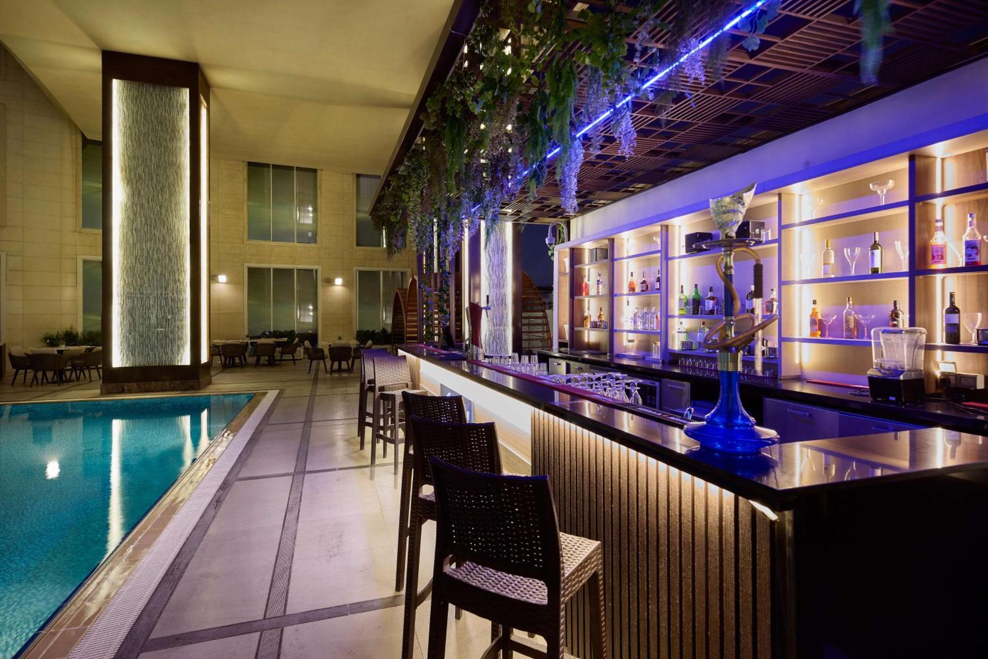 Doubletree By Hilton Doha - Al Sadd Hotel Ngoại thất bức ảnh The bar at the pool