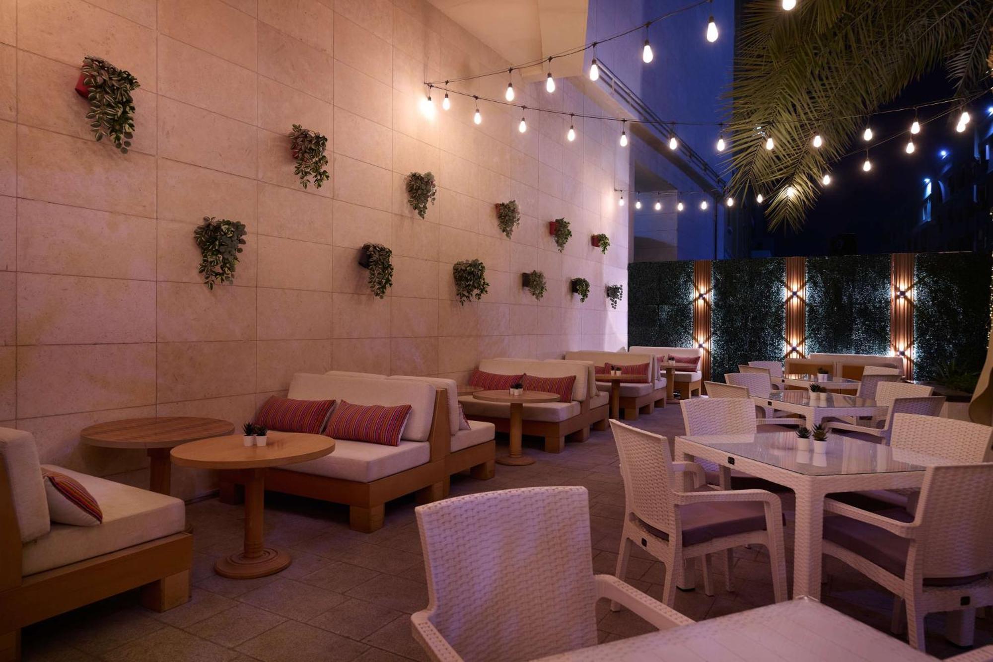 Doubletree By Hilton Doha - Al Sadd Hotel Ngoại thất bức ảnh The patio at the restaurant