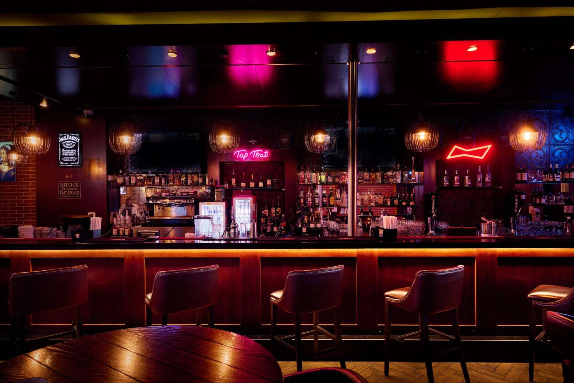 Doubletree By Hilton Doha - Al Sadd Hotel Ngoại thất bức ảnh The bar at the nightclub